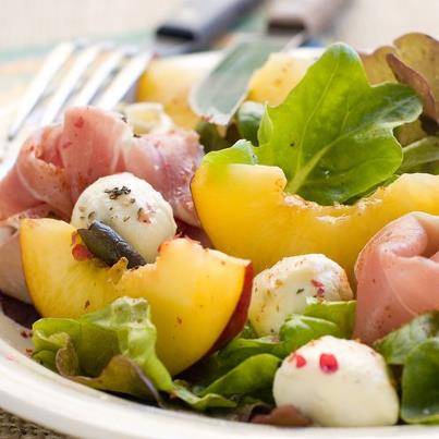 Salade met mozzarella, perzikken en rauwe ham recept