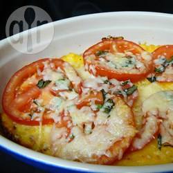Gebakken polenta met verse tomaten en kaas recept