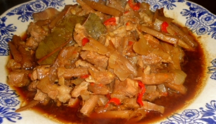 Varkensvlees adobo met bamboespruiten recept