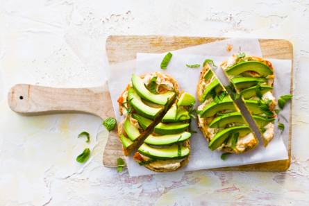 Meergranenbrood met hummus en avocado