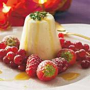 Yoghurtmousse met rood fruit en sinaasappel-tijmsaus recept ...