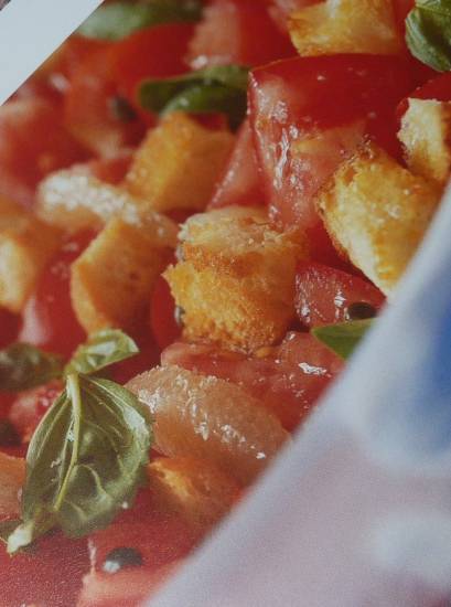 Tomatensalade met kappertjes, basilicum en croutons recept ...