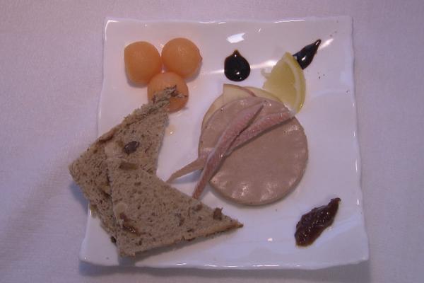 Foie gras dobbelsteentjes met gerookte paling op een bedje van fijn ...