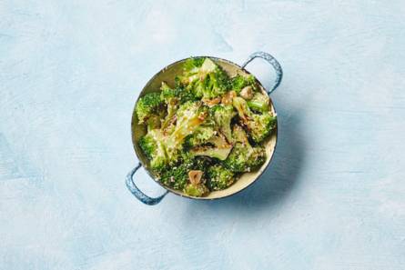 Geroerbakte broccoli met sojasaus en sesam