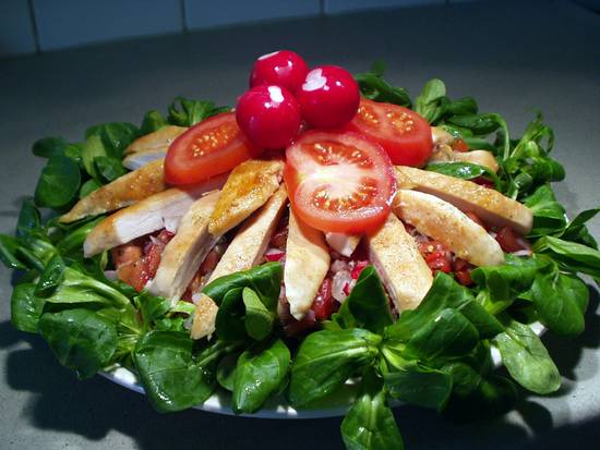 Salade met tomaat, radijs en kipfilet recept