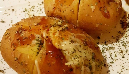 Aardappelen uit de oven met kruidenboter en kaas recept ...