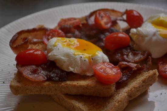 Gepocheerde eieren met bacon en cherry tomaat recept ...