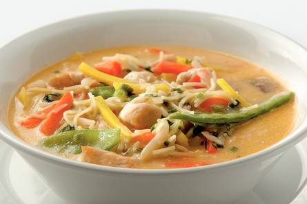 Thaise kippen-groentesoep met noedels