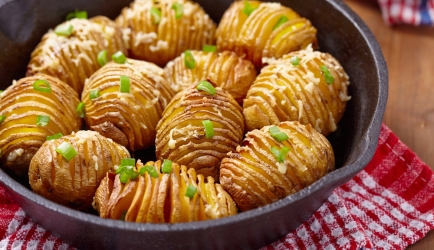 Hasselbacks met kalkoenvet, blauwe kaas en hazelnoottopping ...