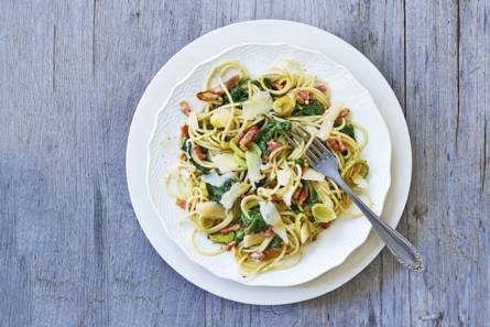 Pasta pesto met spekjes en spinazie