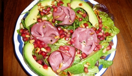 Salade met gerookte eendenborst, avocado en granaatappel