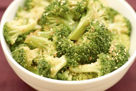 Broccoli met sojasaus en sesamzaadjes