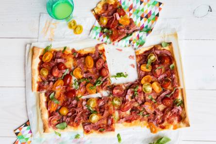 Plaatpizza met salami en tomaatjes