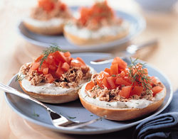 Bagel met tonijn en tomaat recept