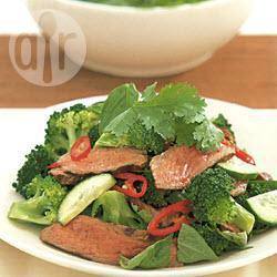 Thaise broccolisalade met rundvlees recept