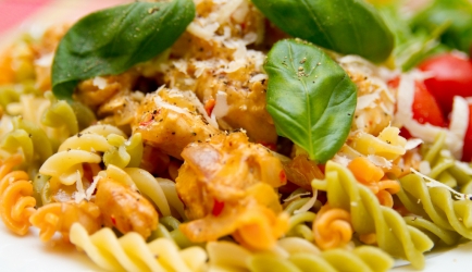 Lekkere pasta met tomatenroomsaus, paprika en spekjes recept ...
