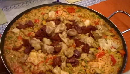 Paella mixta met arborio rijst&comma; chorizo en saffraan recept ...