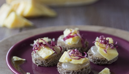 Broodtoastjes met oude kaas, perengelei en witlofreepjes recept ...