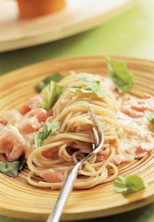 Spaghetti met tomaten-venkelsaus en garnalen recept