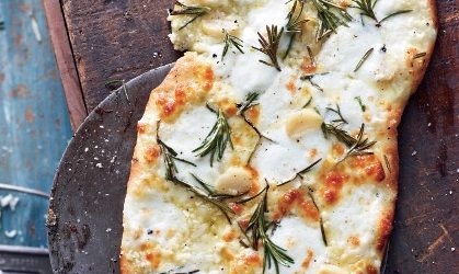 Perfecte pizza's  met mozzerella en rozemarijn òf met salami ...