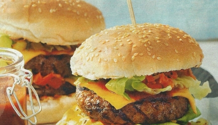 Dubbele cheeseburger met tomaat-ui-augurkrelish recept ...