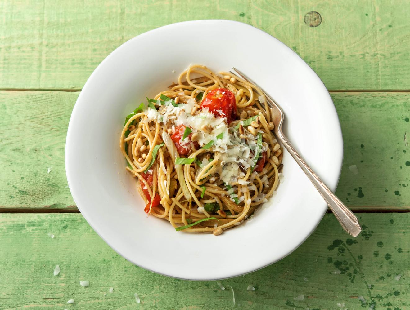 Spaghetti aglio olio met venkel, grana padano en basilicum recept ...