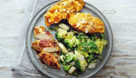 Aziatisch gepocheerde kip met broccoli en gepofte zoete aardappel ...