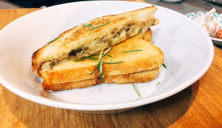 Pantosti met gruyère en bospaddenstoelen recept