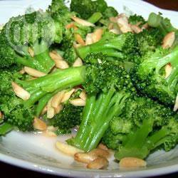 Broccoli in amandel-citroen botersaus recept