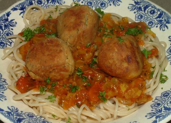 Tonijnballetjes in kruidige spaghetti-saus recept