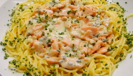 Spaghetti met gorgonzolasaus en gerookte zalm recept