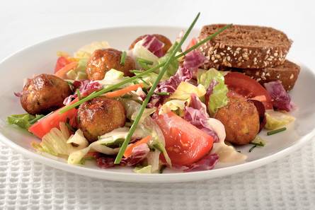 Salade met groenteballetjes en caesardressing