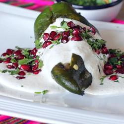 Chiles en nogada (mexicaanse gevulde pepers in walnootsaus ...
