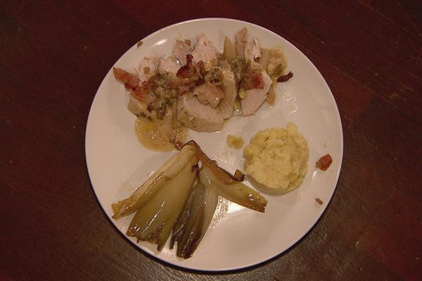 Gegrilde kalkoen met spek, ham, peer en een mosterdwijnsaus
