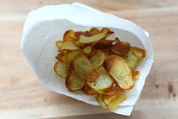 Zo maak je zelf krokante chips uit de oven