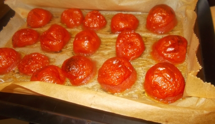 Verrukkelijke geroosterde tomatensoep alla caprese met mozzarella