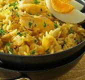 Kedgeree met doperwtjes en zalmfilet recept