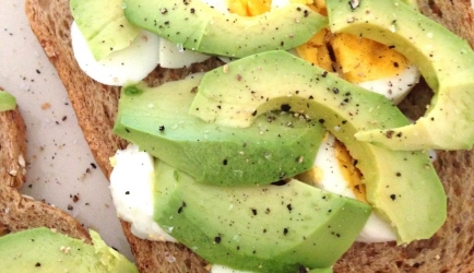 Broodje met avocado en ei. recept
