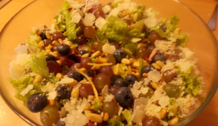 Salade met blauwe bessen, druiven, kaas en frambozendressing ...