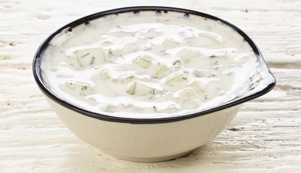 Yoghurtsaus met knoflook en komkommer (cacik) recept