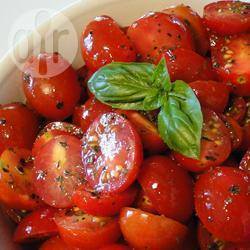 Salade van gemarineerde cherry tomaatjes recept