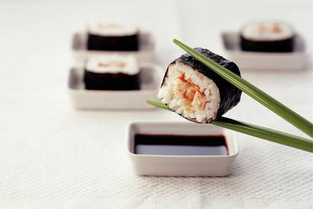 Sushi met gerookte kip