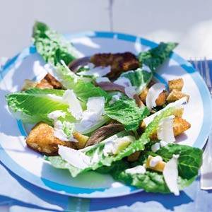 Caesar salade met krokante kip en croutons recept