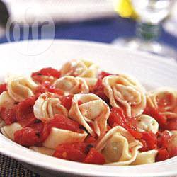 Tortellini met pittige tomatensaus recept