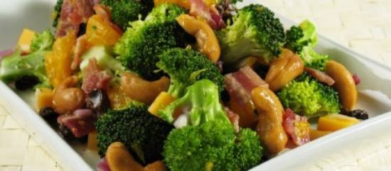 Broccolisalade met knoflook en cashewnoten recept