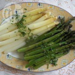 Gekookte witte en groene asperges met peterselie recept ...
