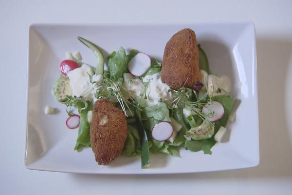 Viskroketjes met frisse salade en dressing