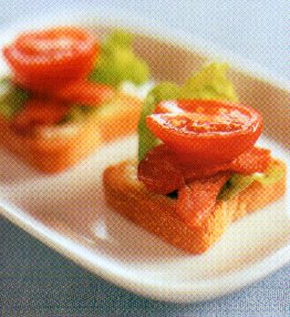 Minitoast met spek, sla en tomaat recept