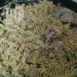 Romige pasta met ham, paprika en champignons recept
