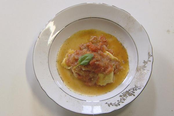 Verse ravioli met ricotta, spinazie en verse tomatensaus